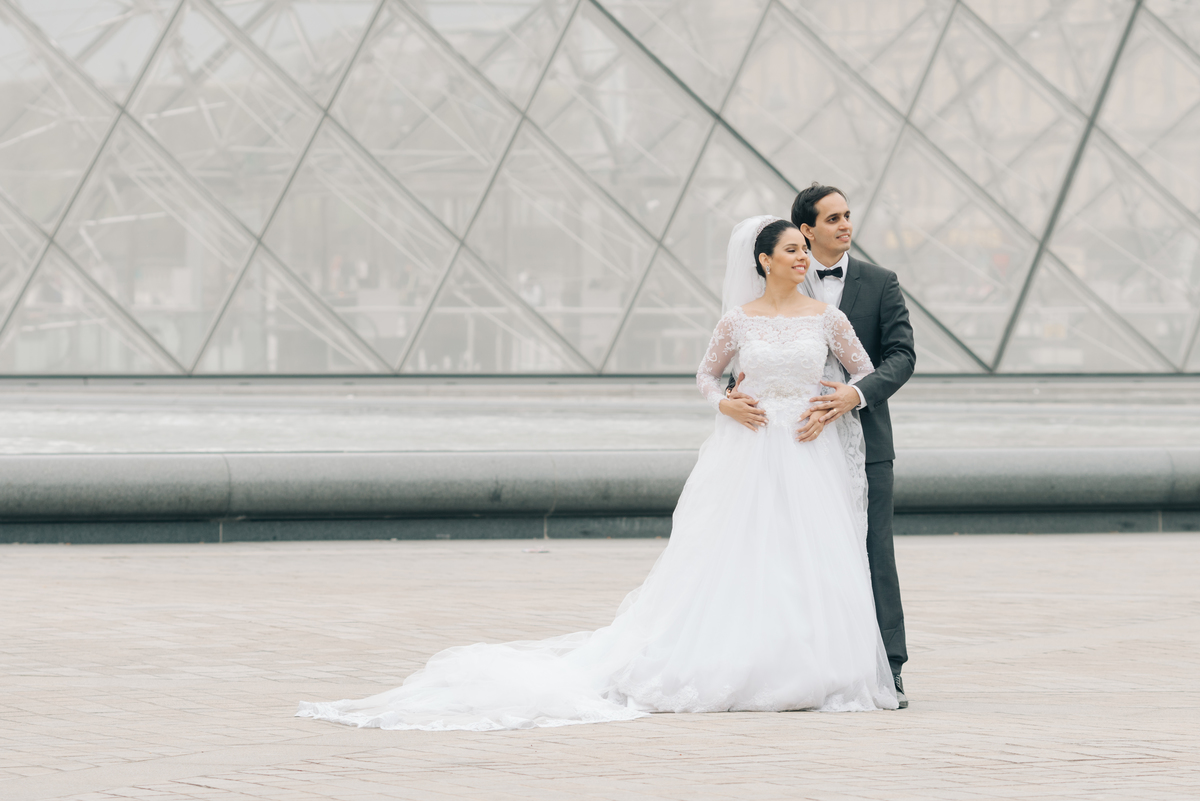 Noivos no museu do Louvre.