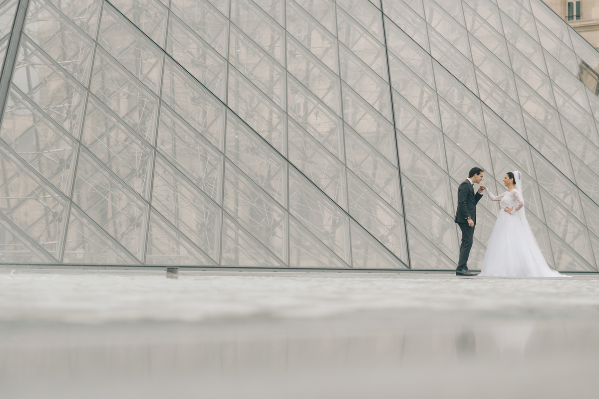 Noivos no museu do Louvre.