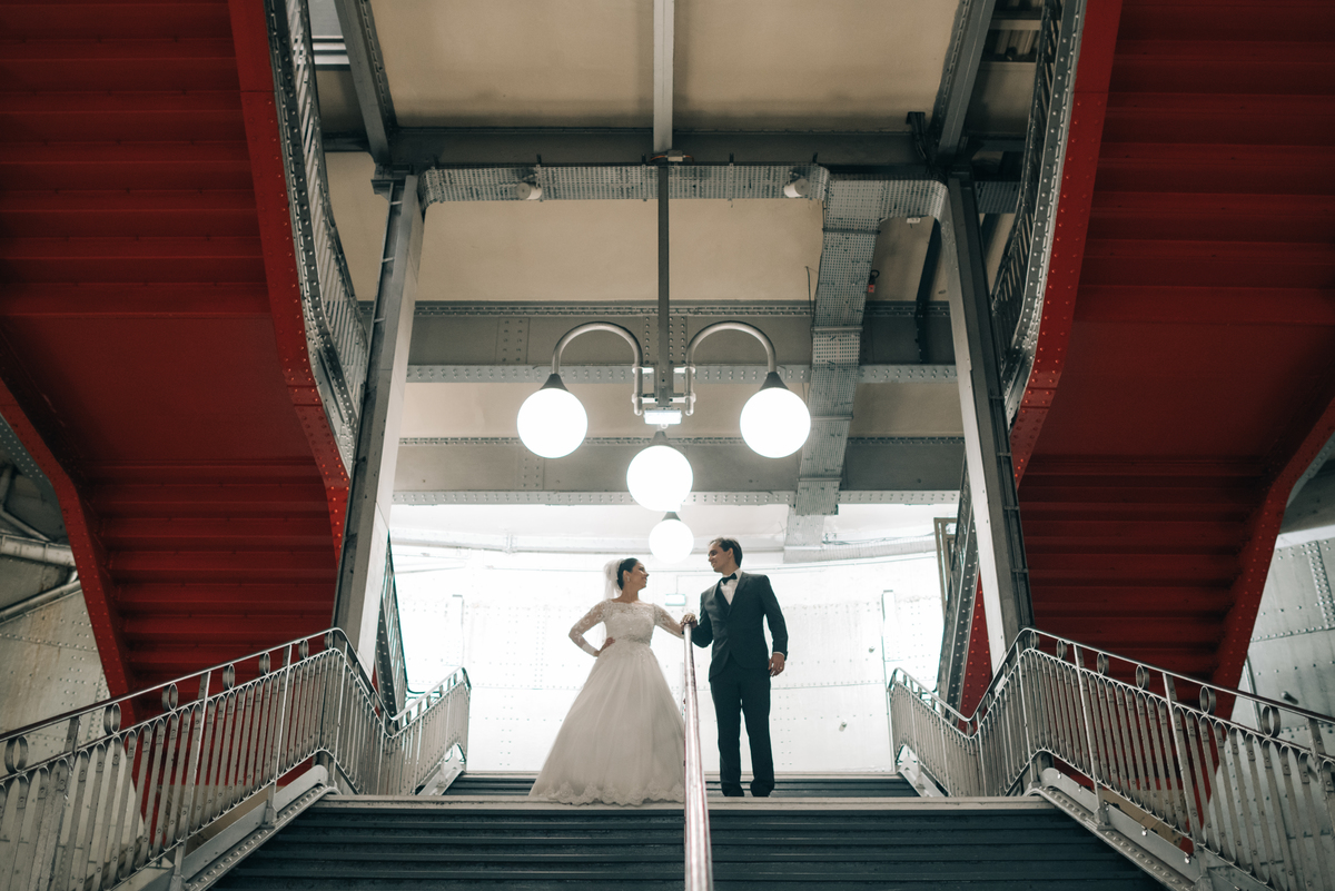 Noivos no museu do Louvre.