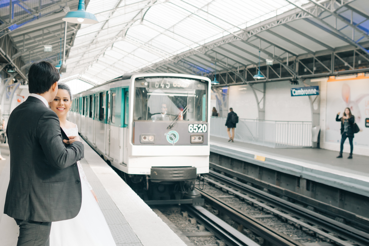 Noivos no metrô de Paris.