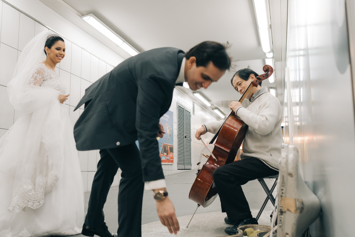 Noivos no metrô de Paris.