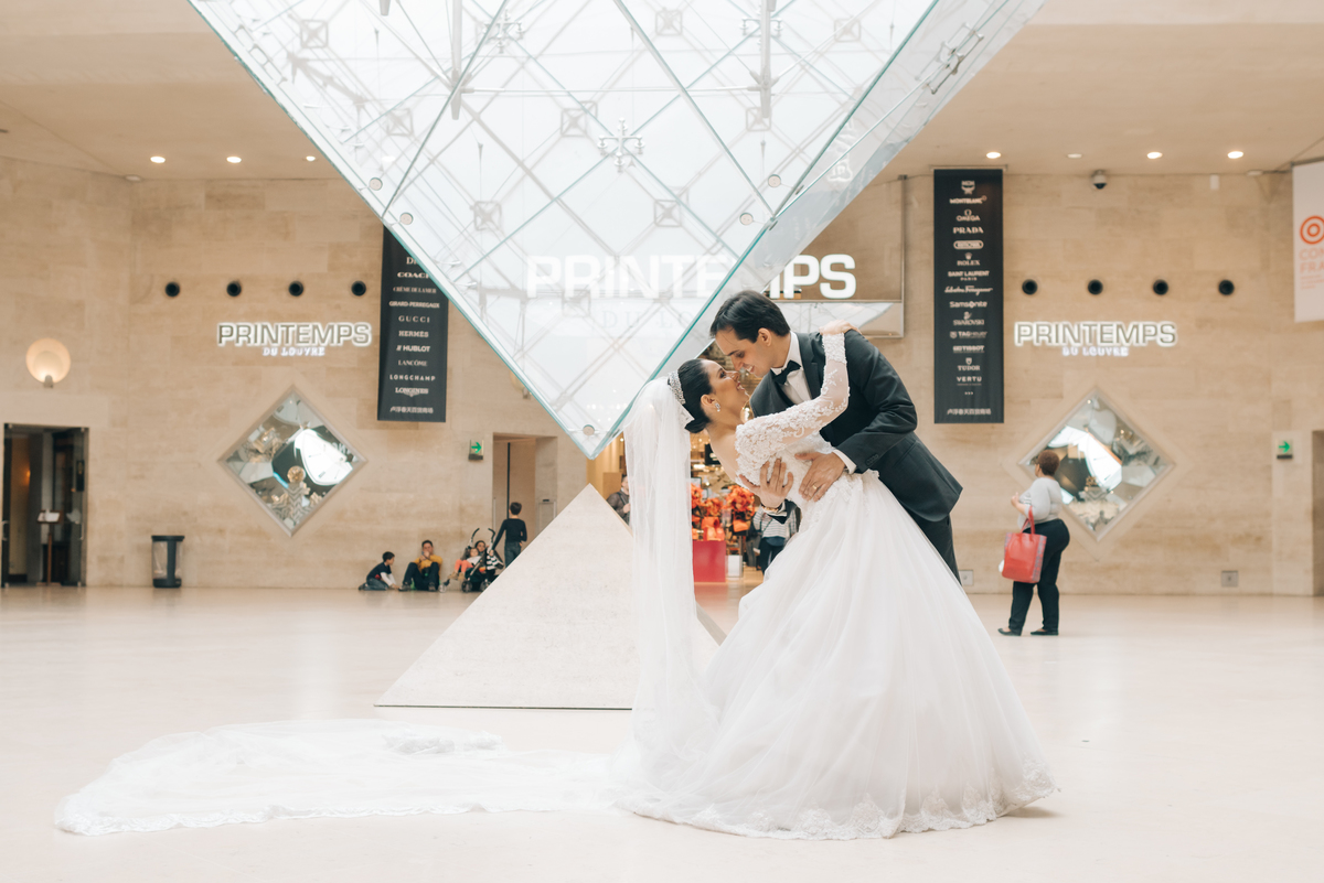 Noivos no museu do Louvre.