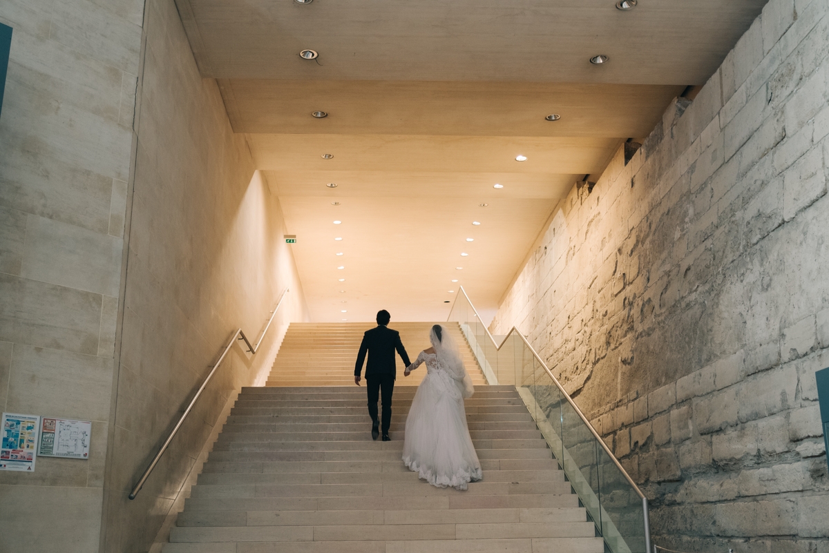 Noivos no museu do Louvre.