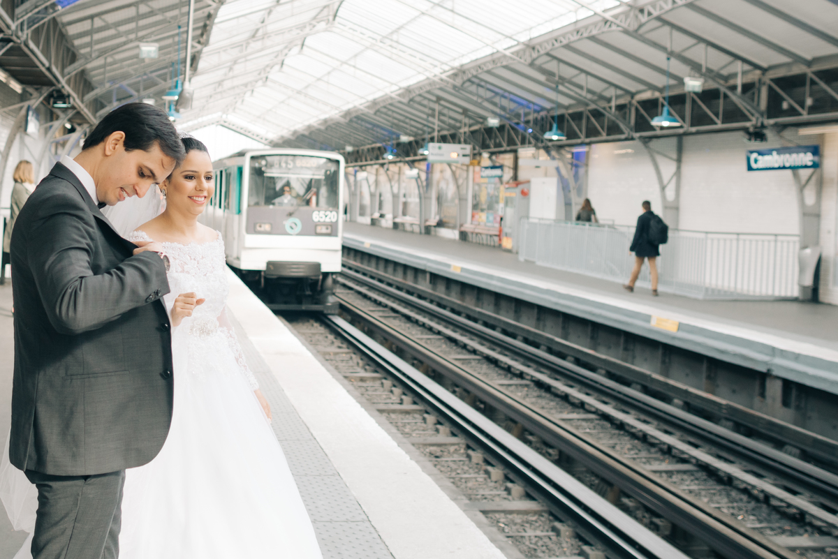 Noivos no metrô de Paris.