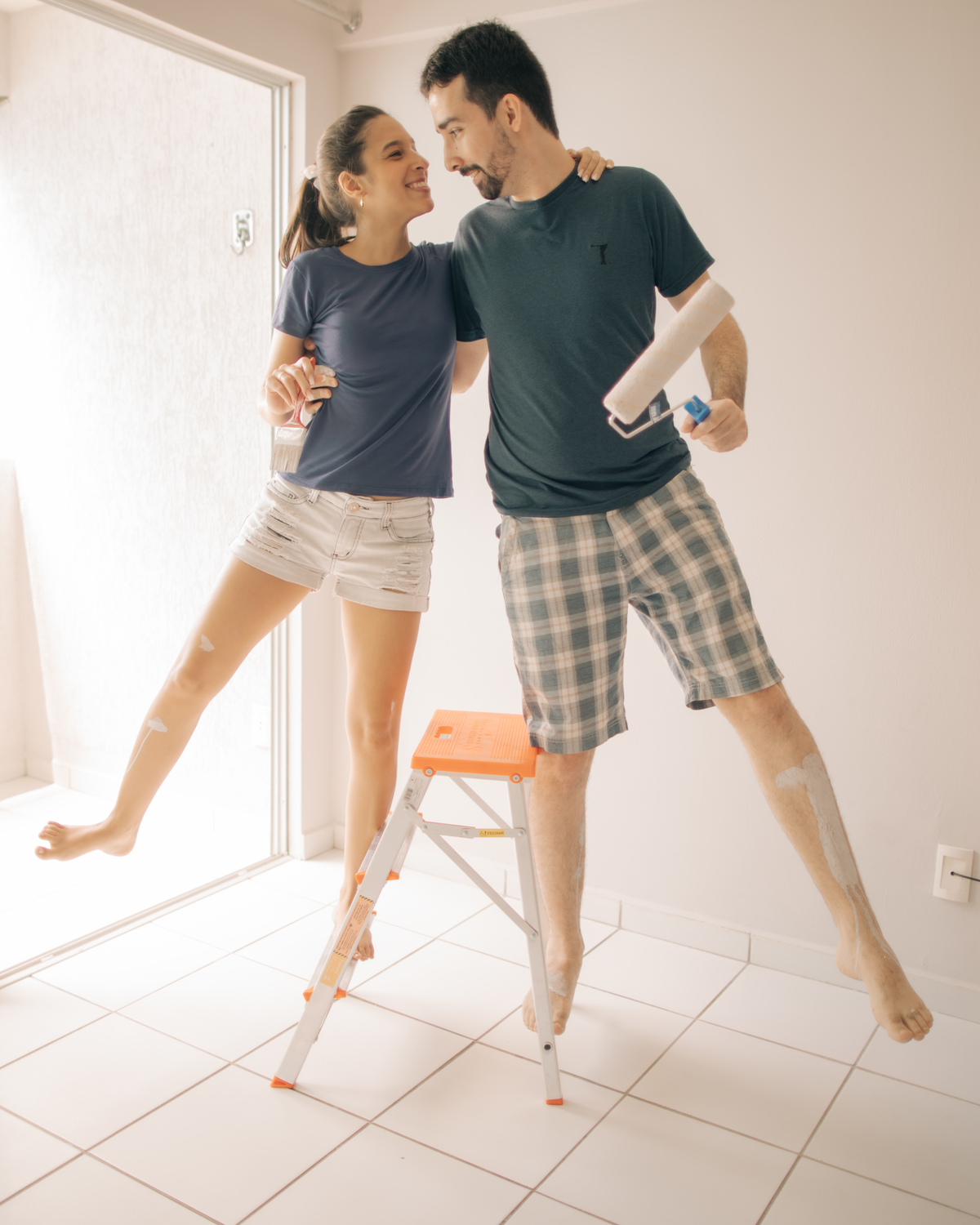 Ensaio de casal pintando parede.