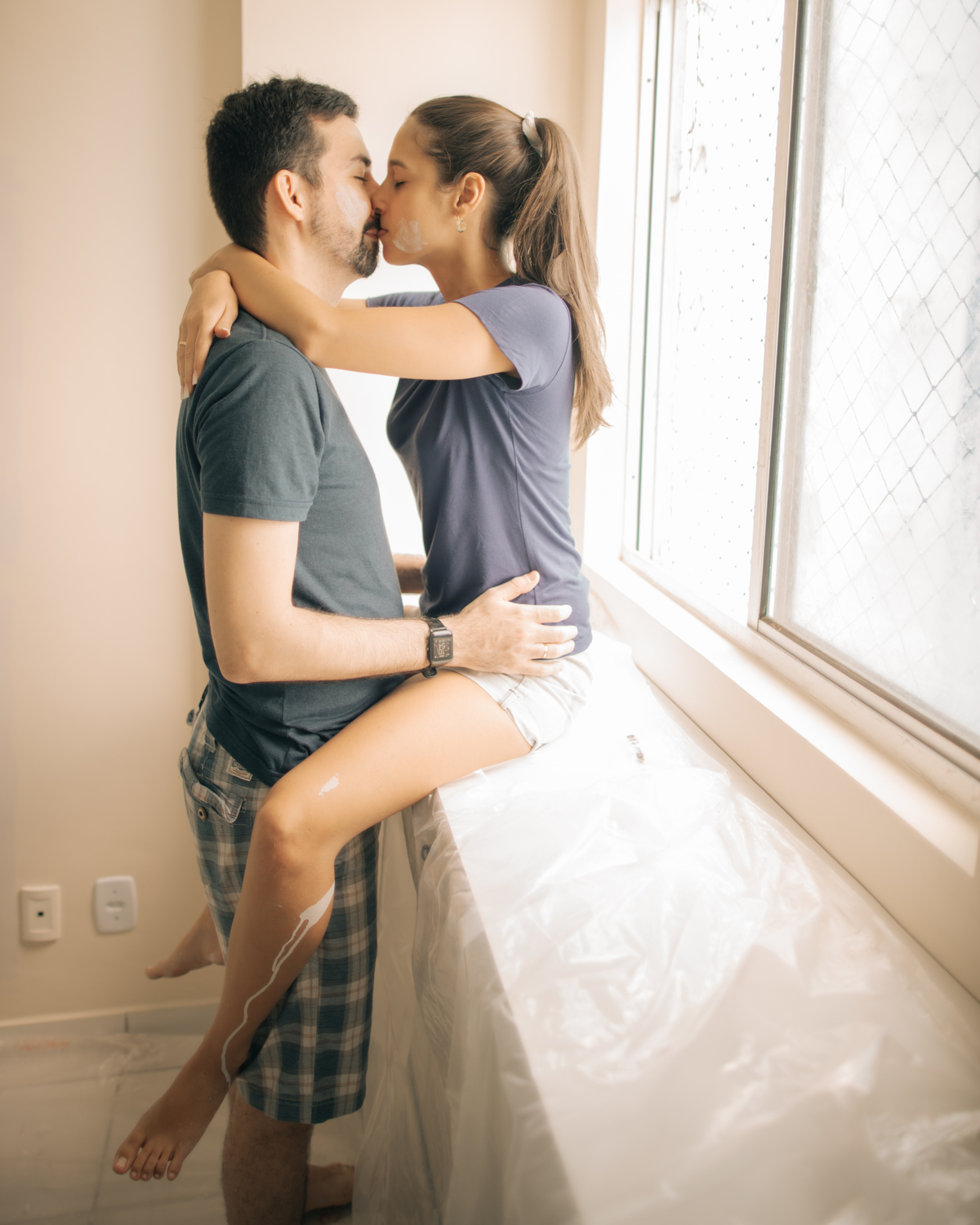 Ensaio de casal pintando parede.