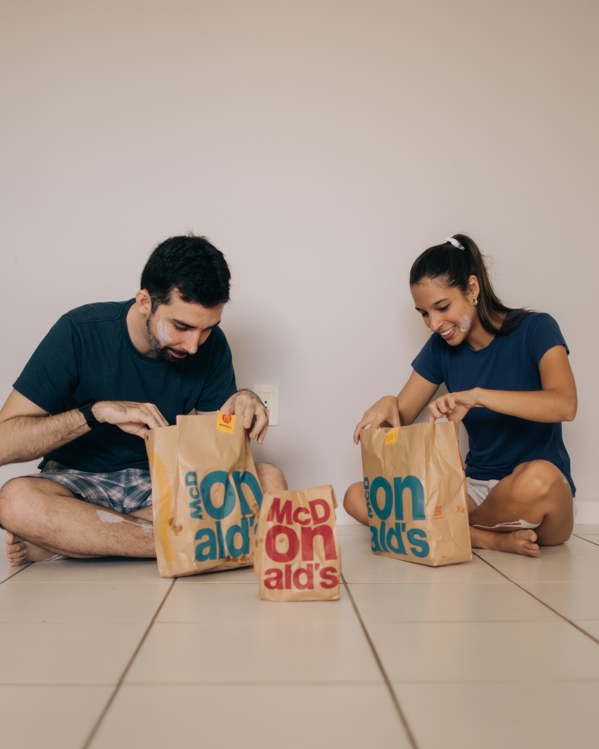 Ensaio de casal pintando parede.