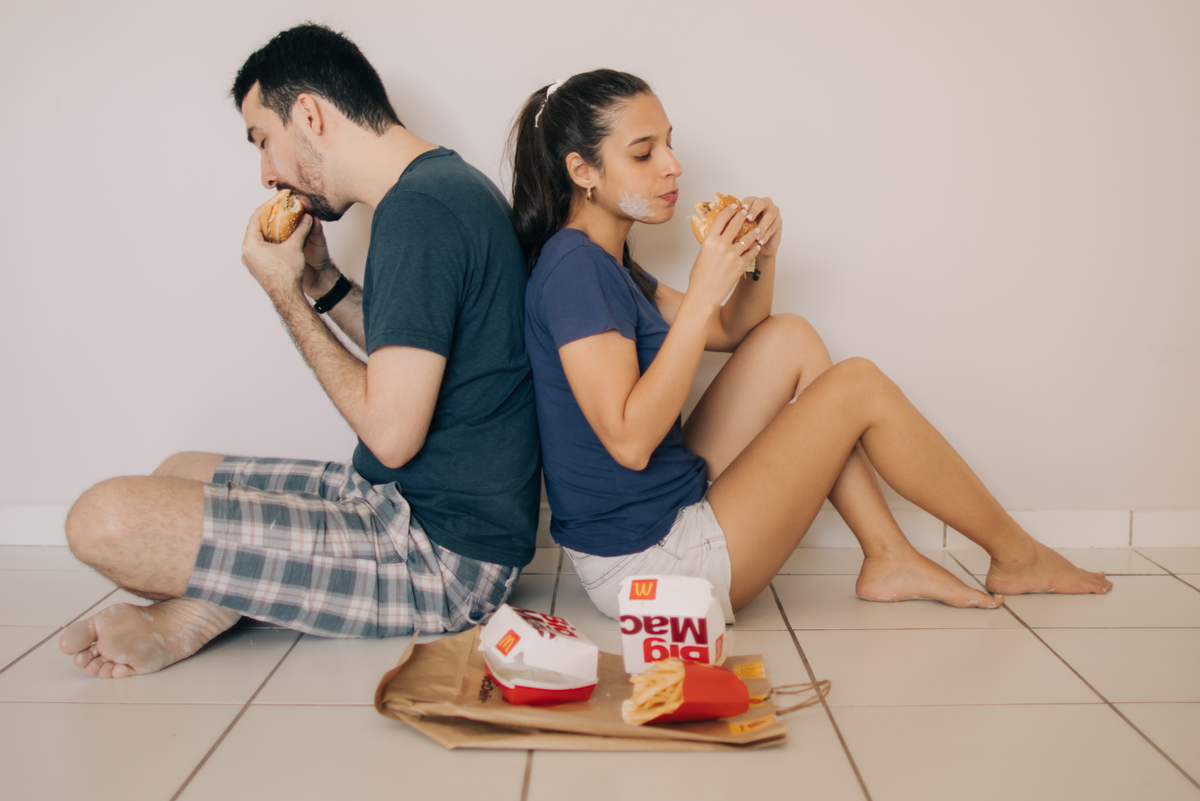 Ensaio de casal pintando parede.