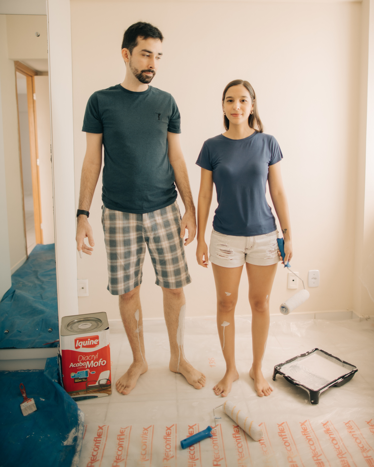 Ensaio de casal pintando parede.