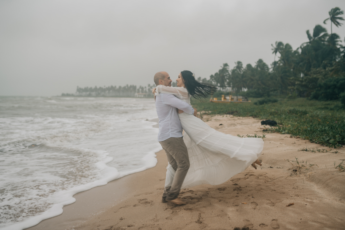 Ensaio de casal na chuva.