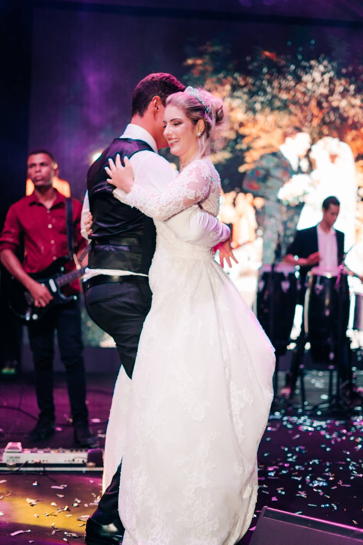 Noiva dançando no palco.