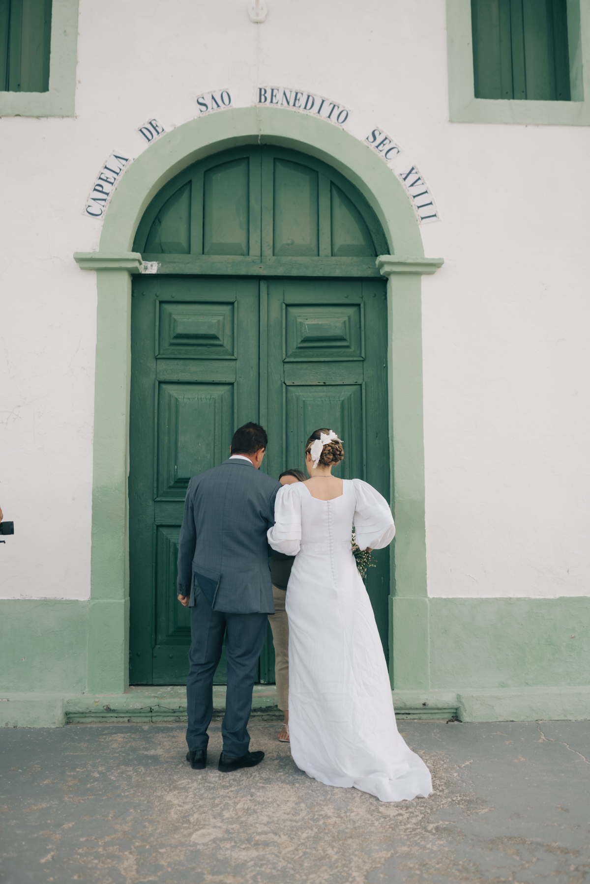 Noiva na porta da igreja.