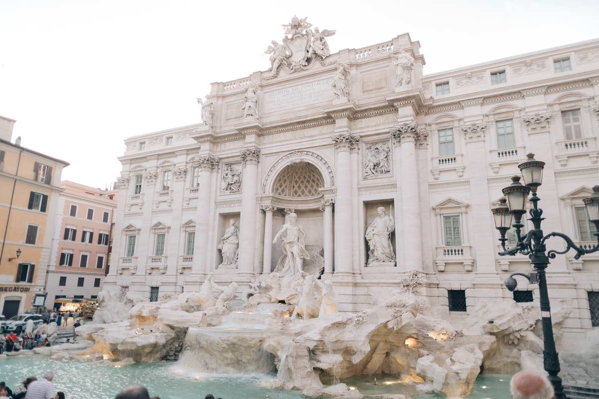Ensaio de casal na fontana di trevi.