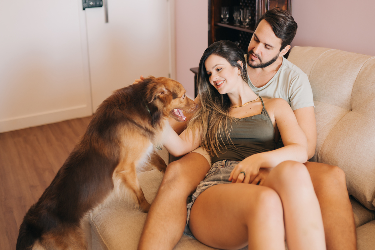 Ensaio de casal em casa com cachorro.