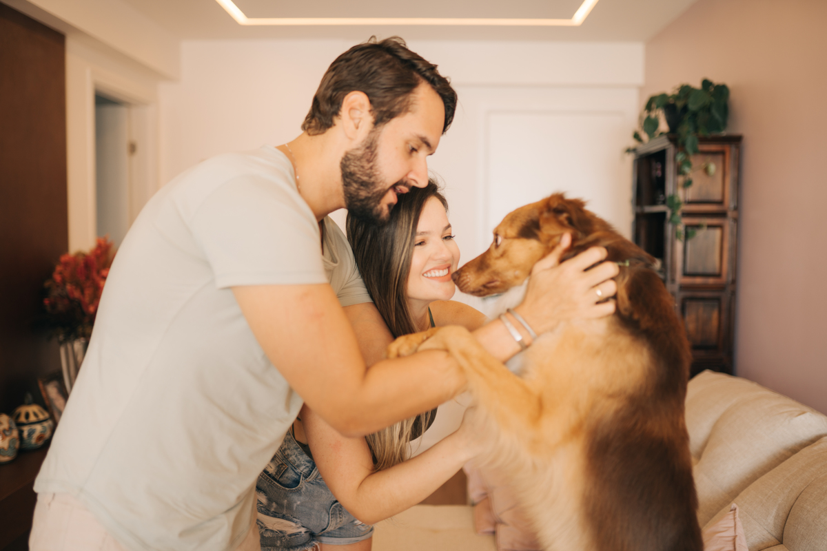 Ensaio de casal em casa com cachorro.