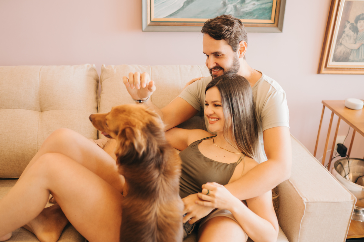 Ensaio de casal em casa com cachorro.
