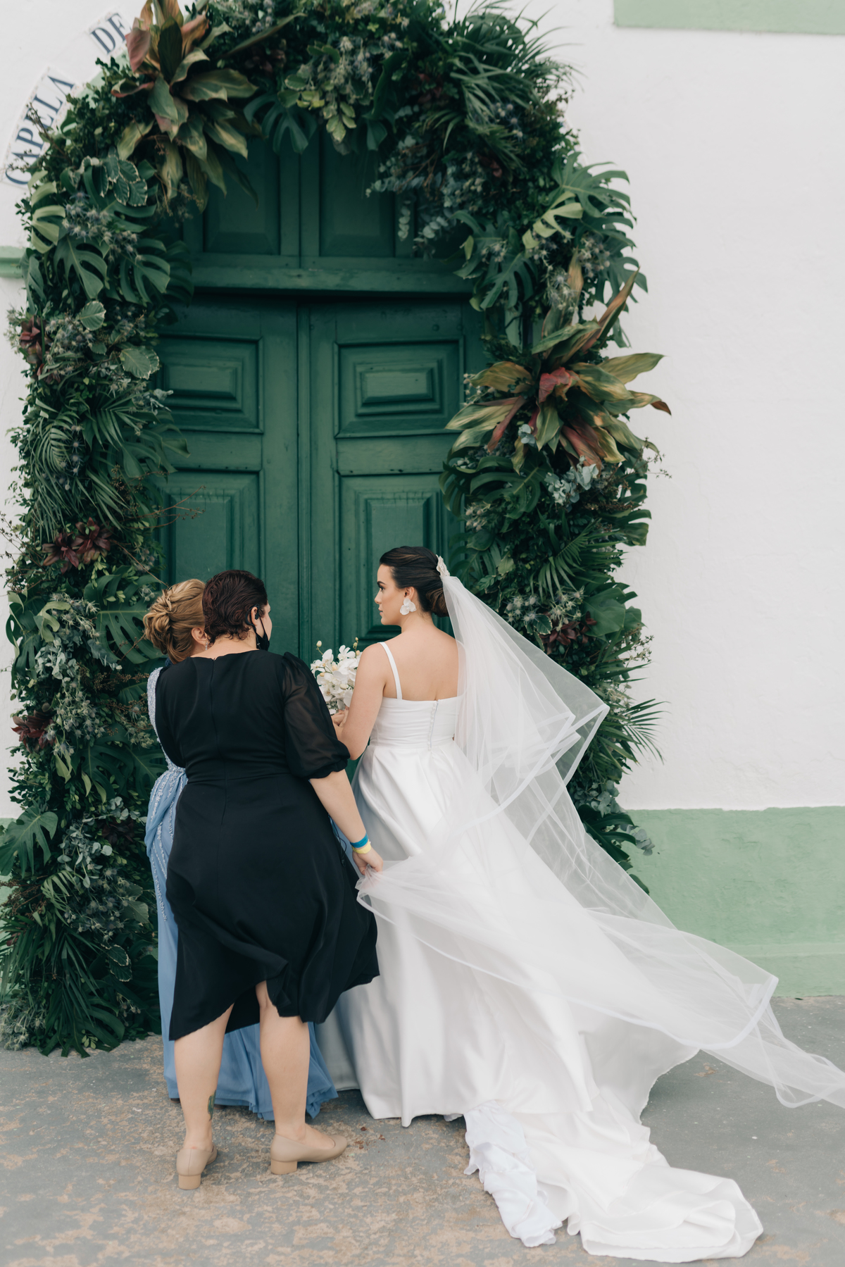 Noiva chegando na igreja dos Carneiros.