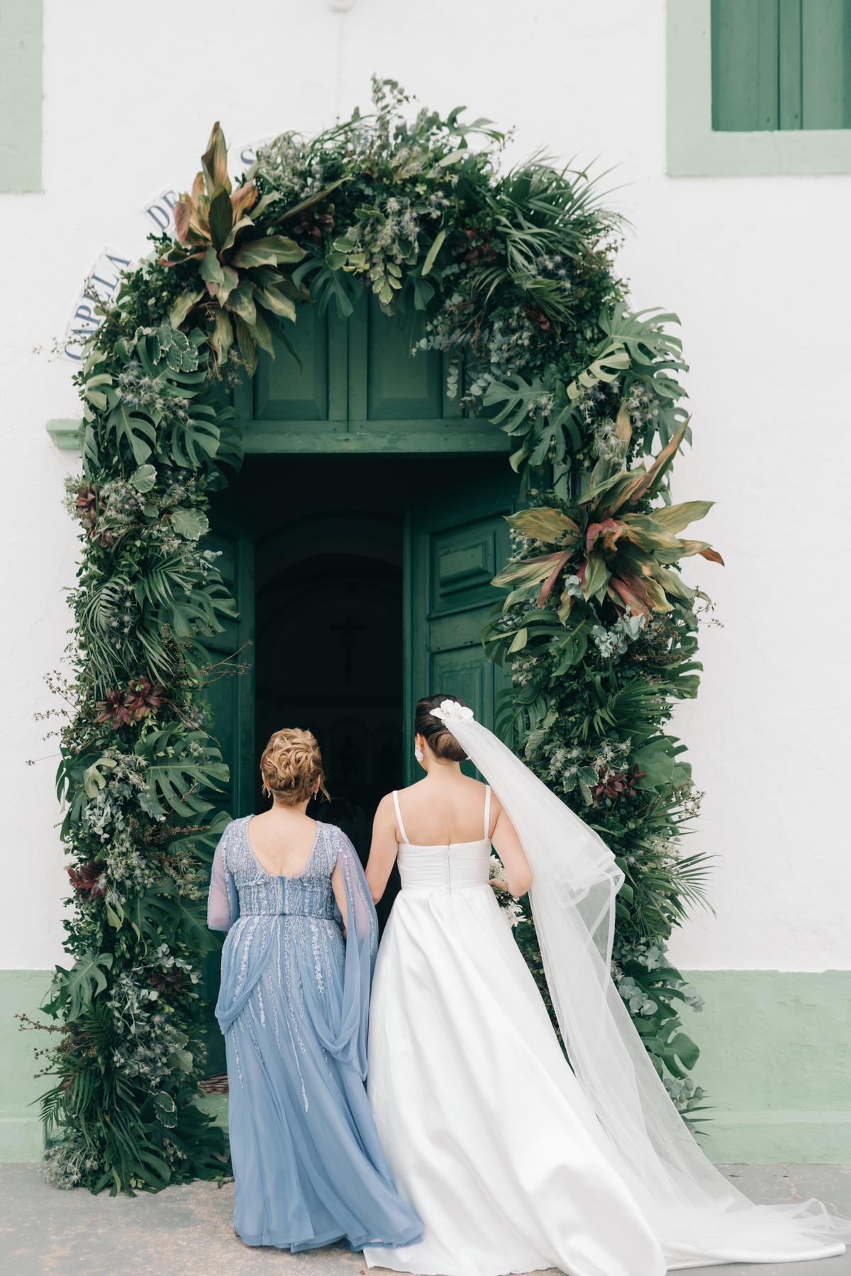 Noiva chegando na igreja dos Carneiros.