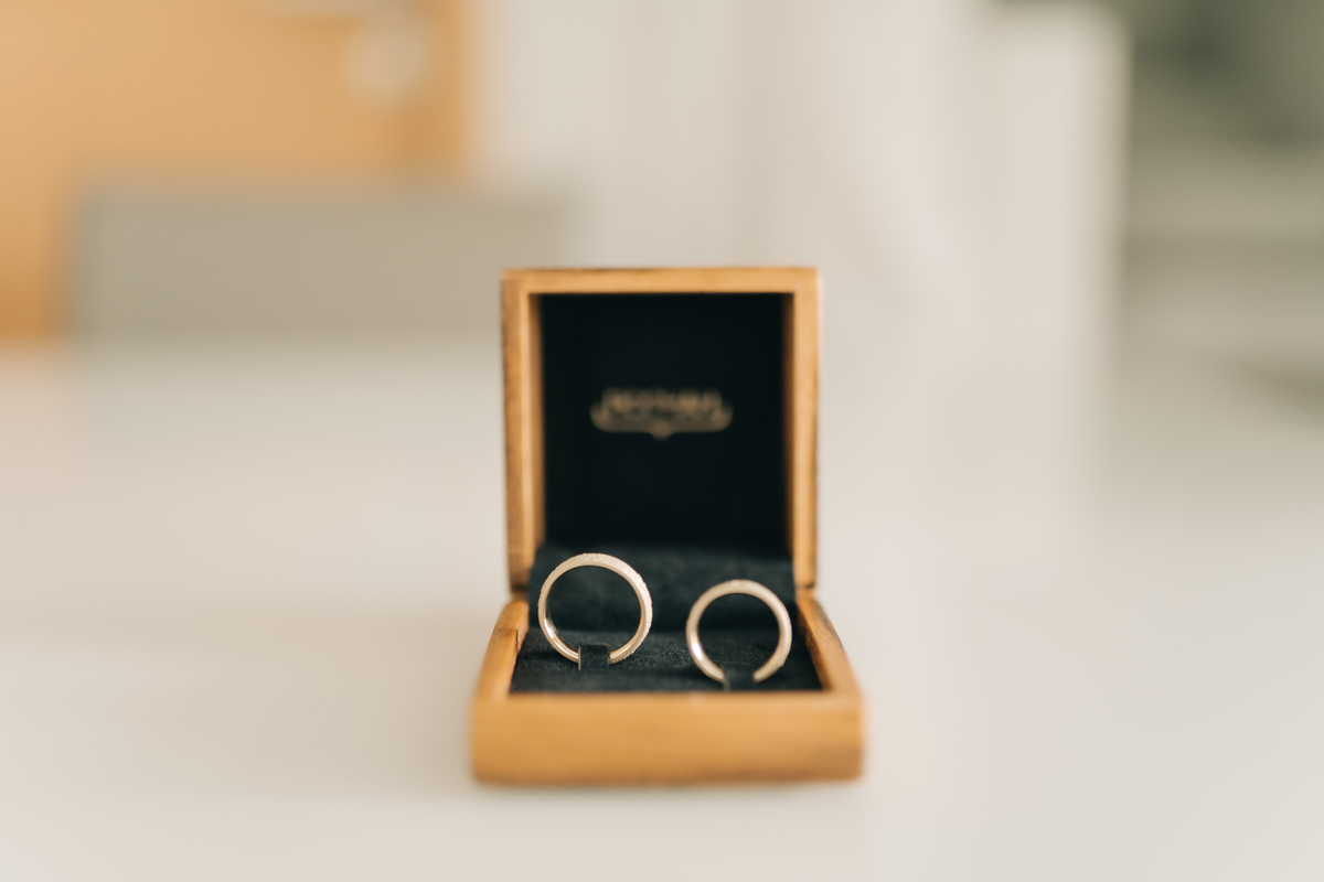 Alianças de casamento.