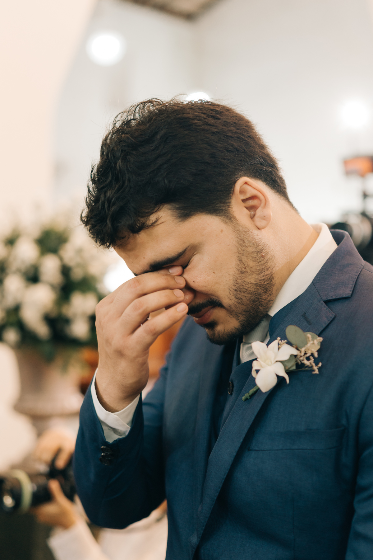 Noivo chorando no altar.