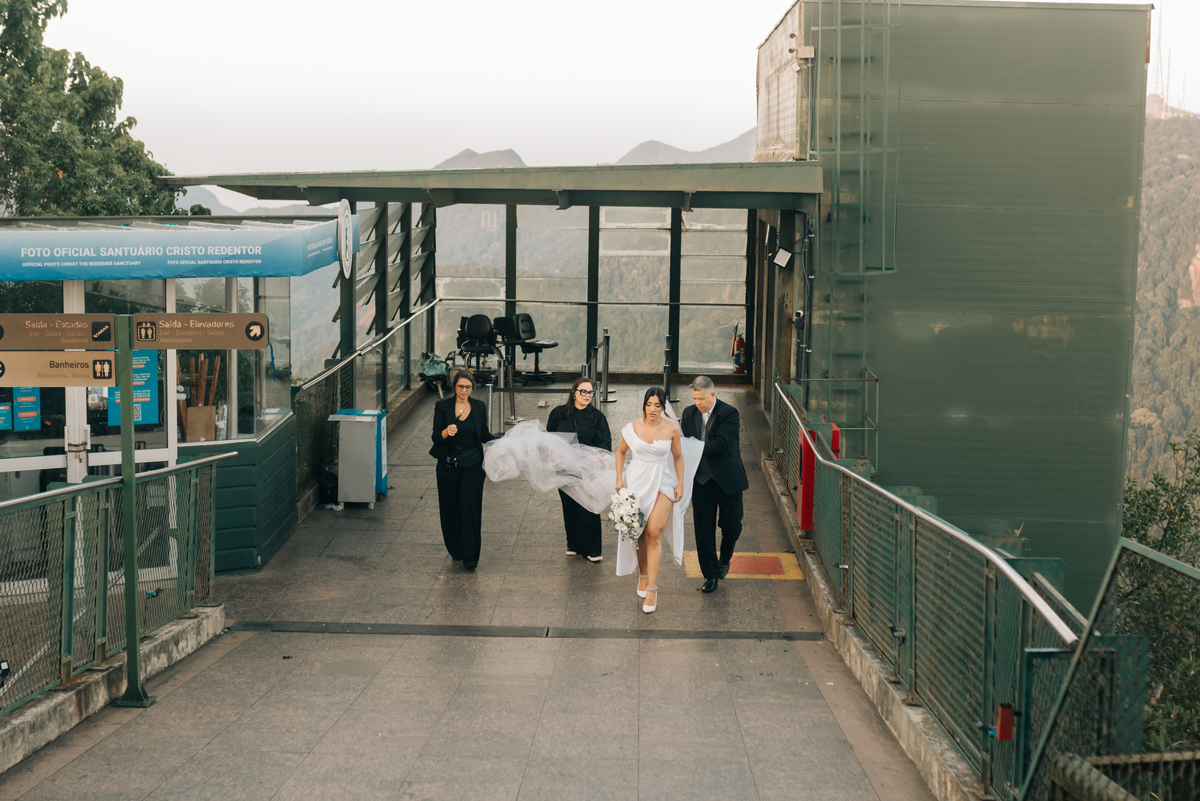 Noiva chegando para casar.