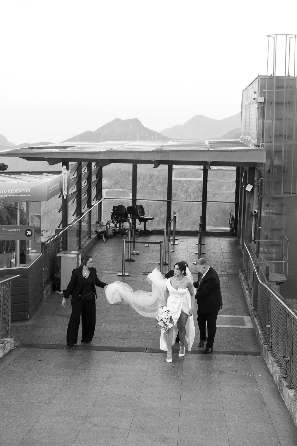 Noivo casando no cristo redentor.