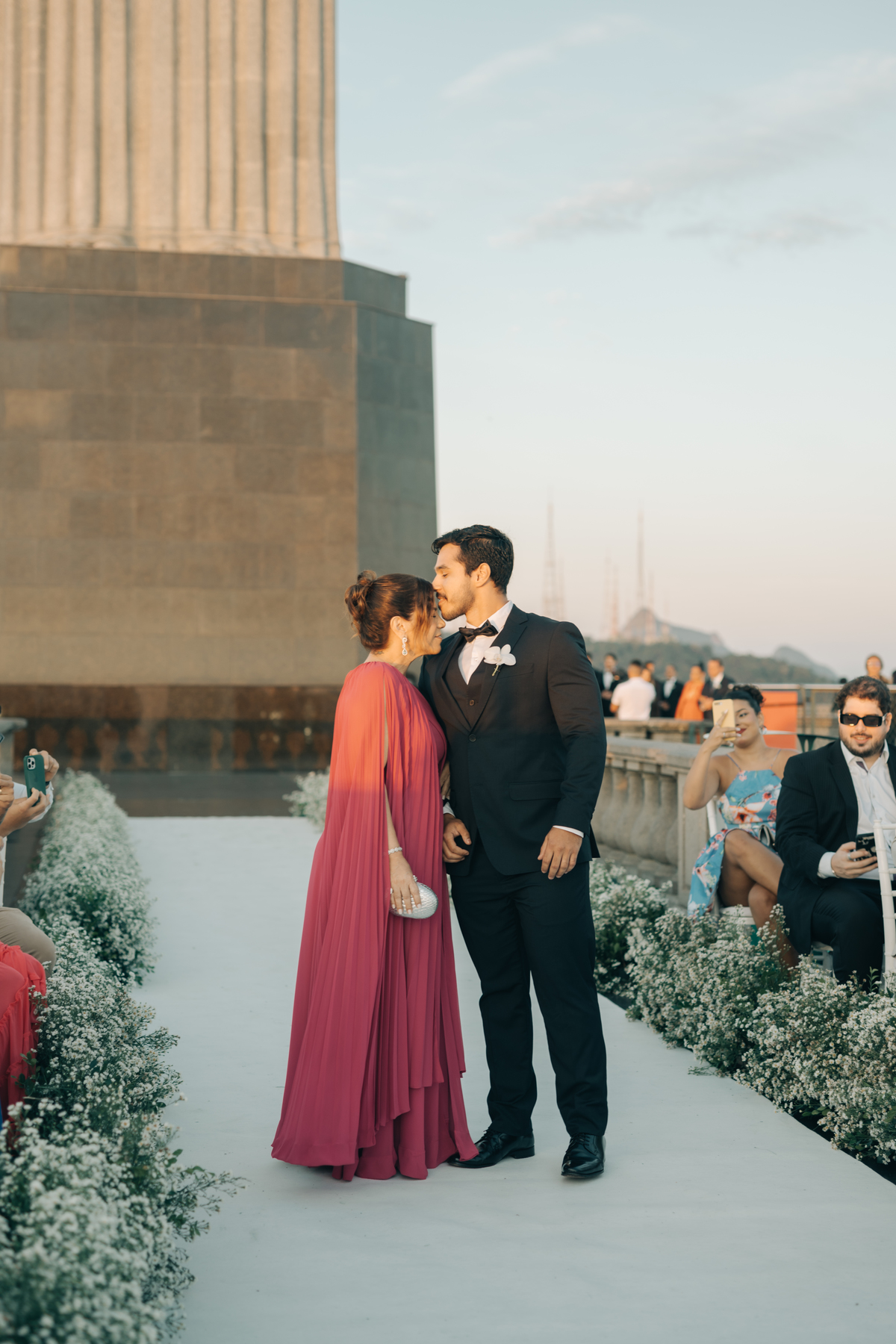 Noivo casando no cristo redentor.