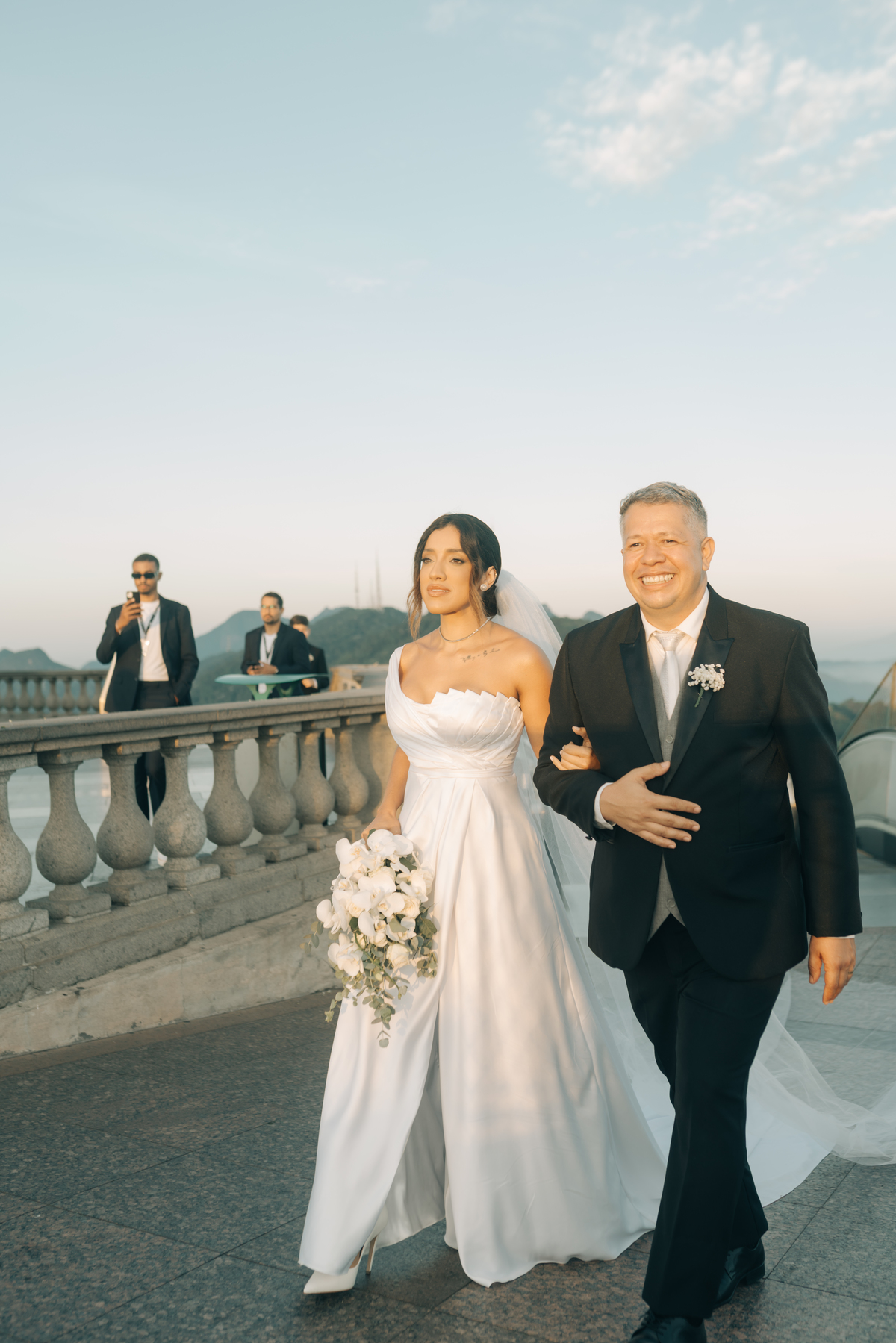 Noivo casando no cristo redentor.
