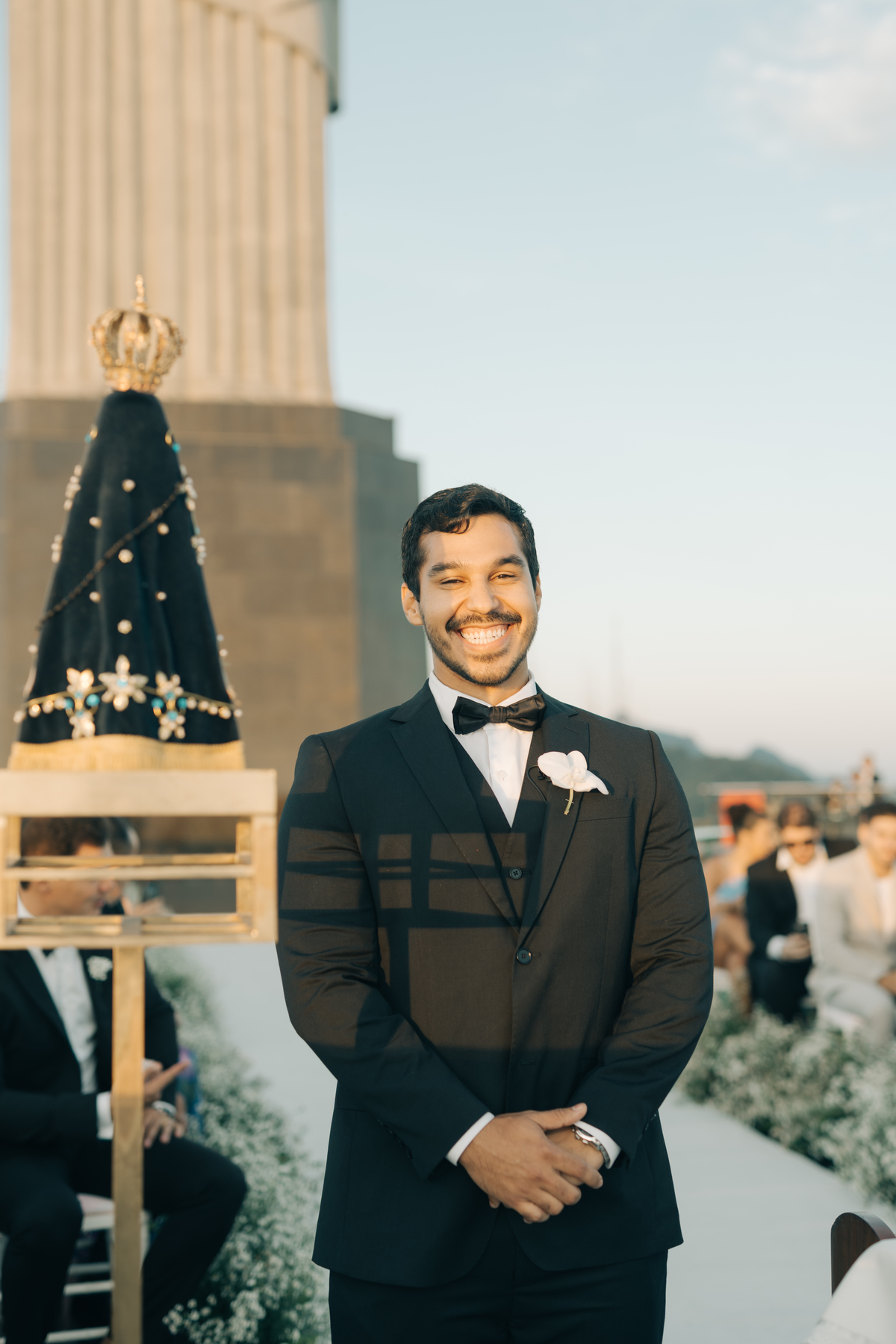 Noivo casando no cristo redentor.
