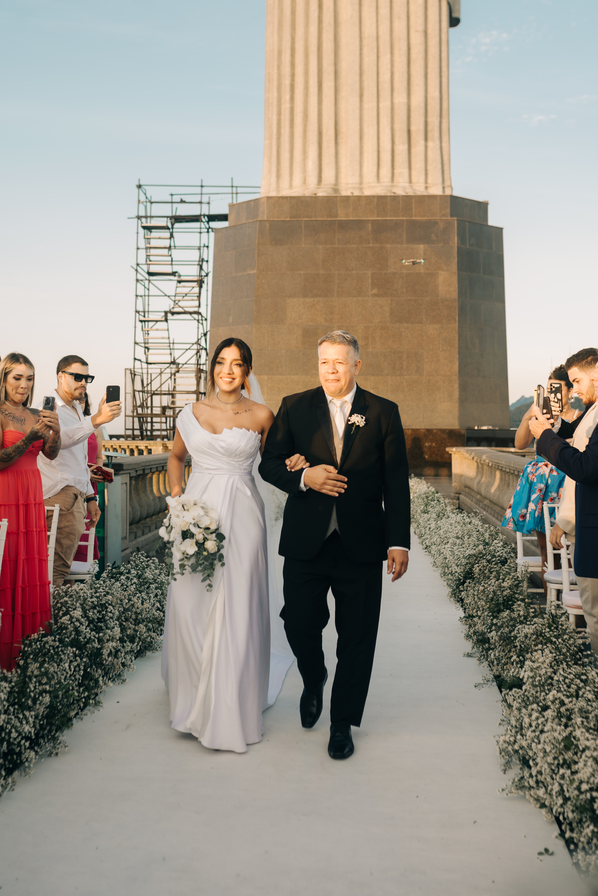 Noivo casando no cristo redentor.