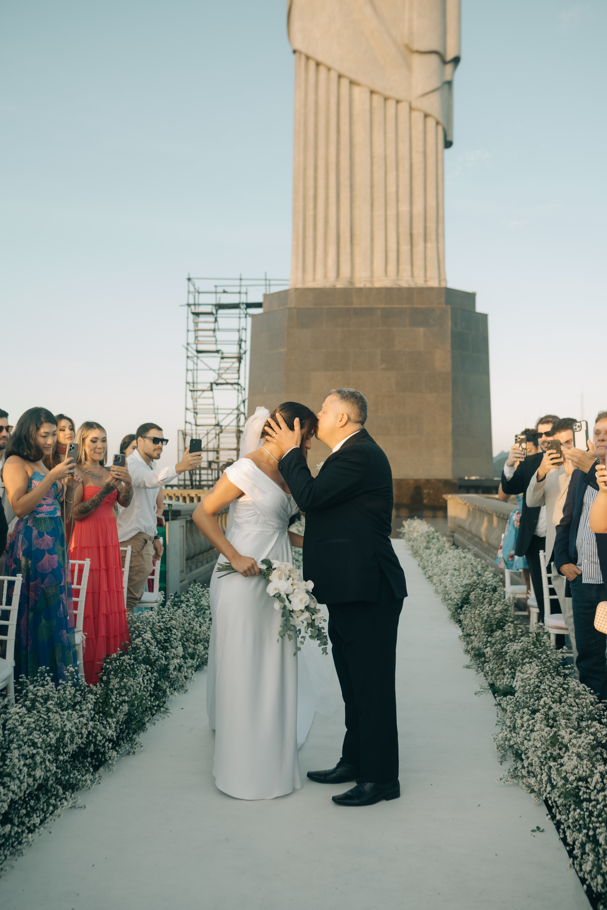Noivo casando no cristo redentor.