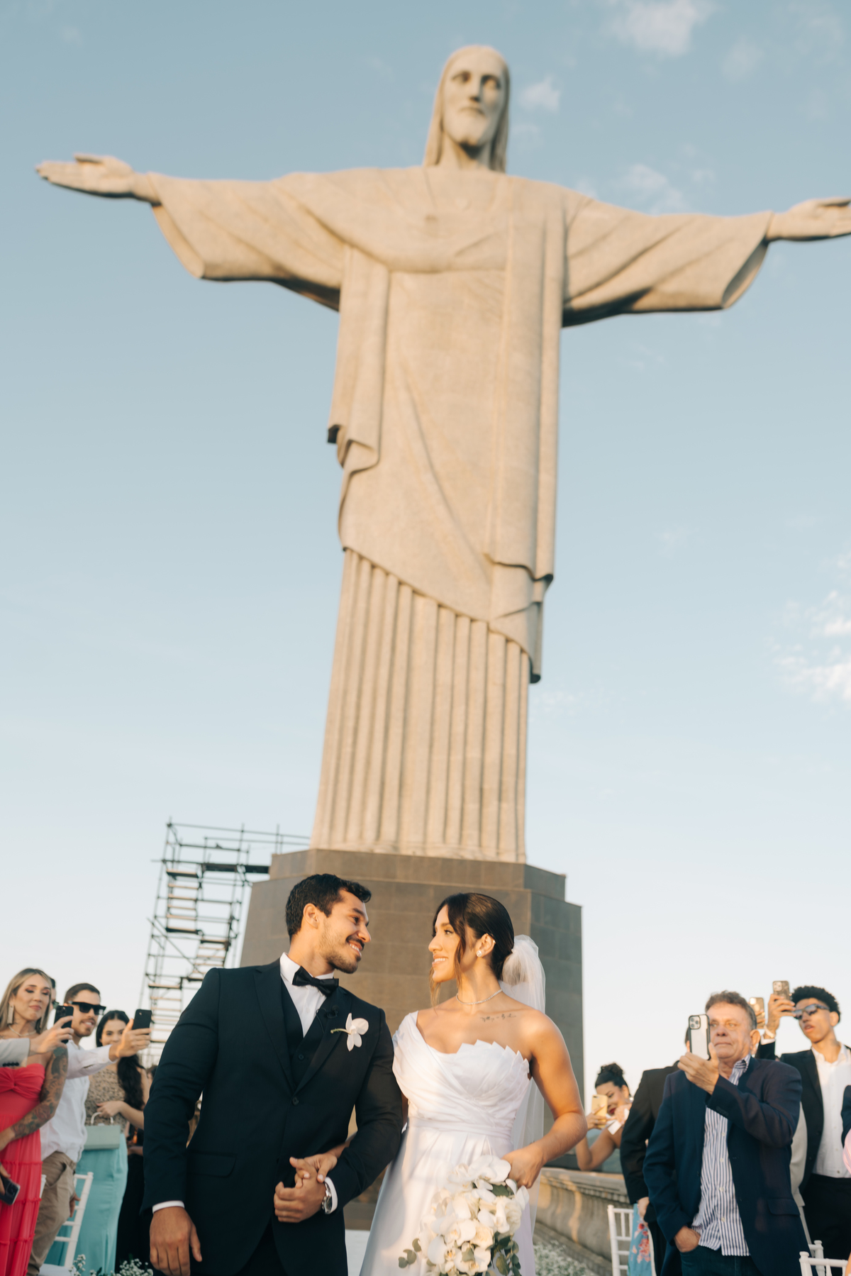 Noivo casando no cristo redentor.