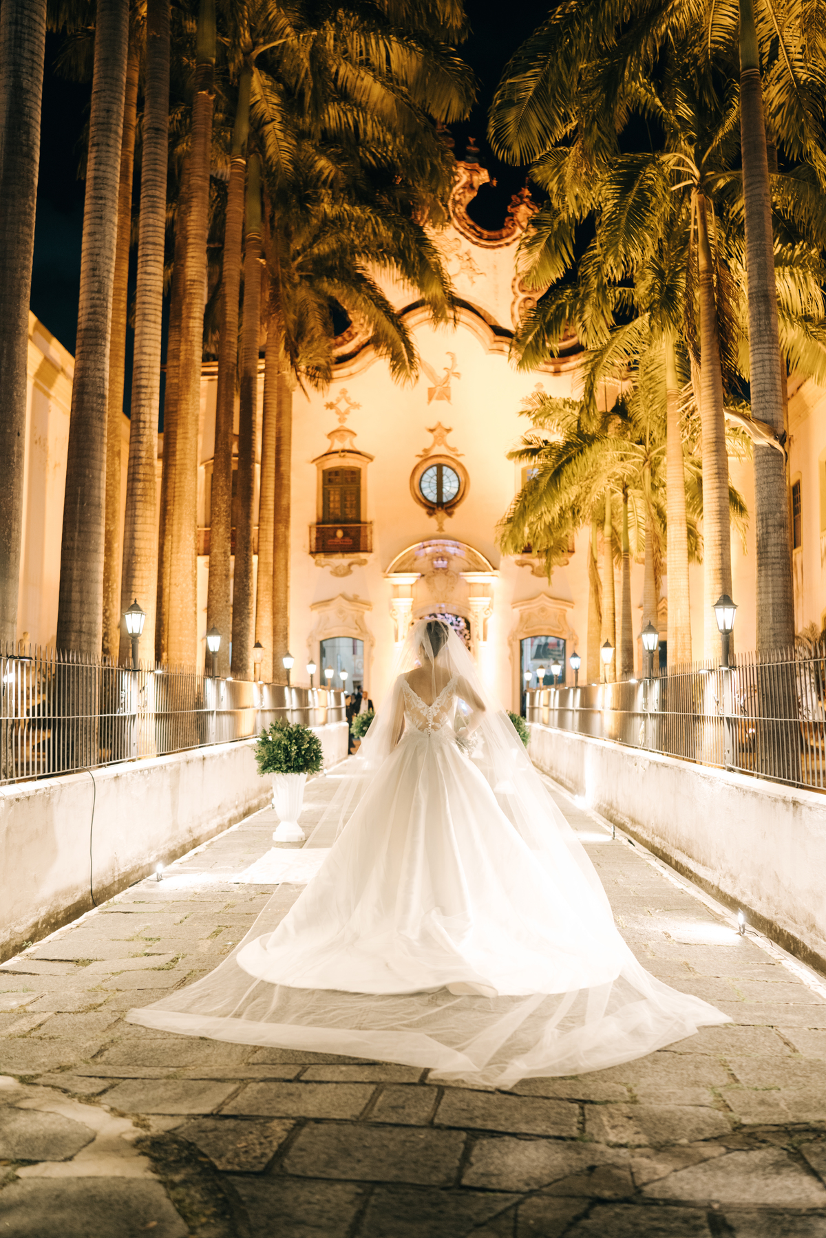 Noiva entrando sozinha na igreja.