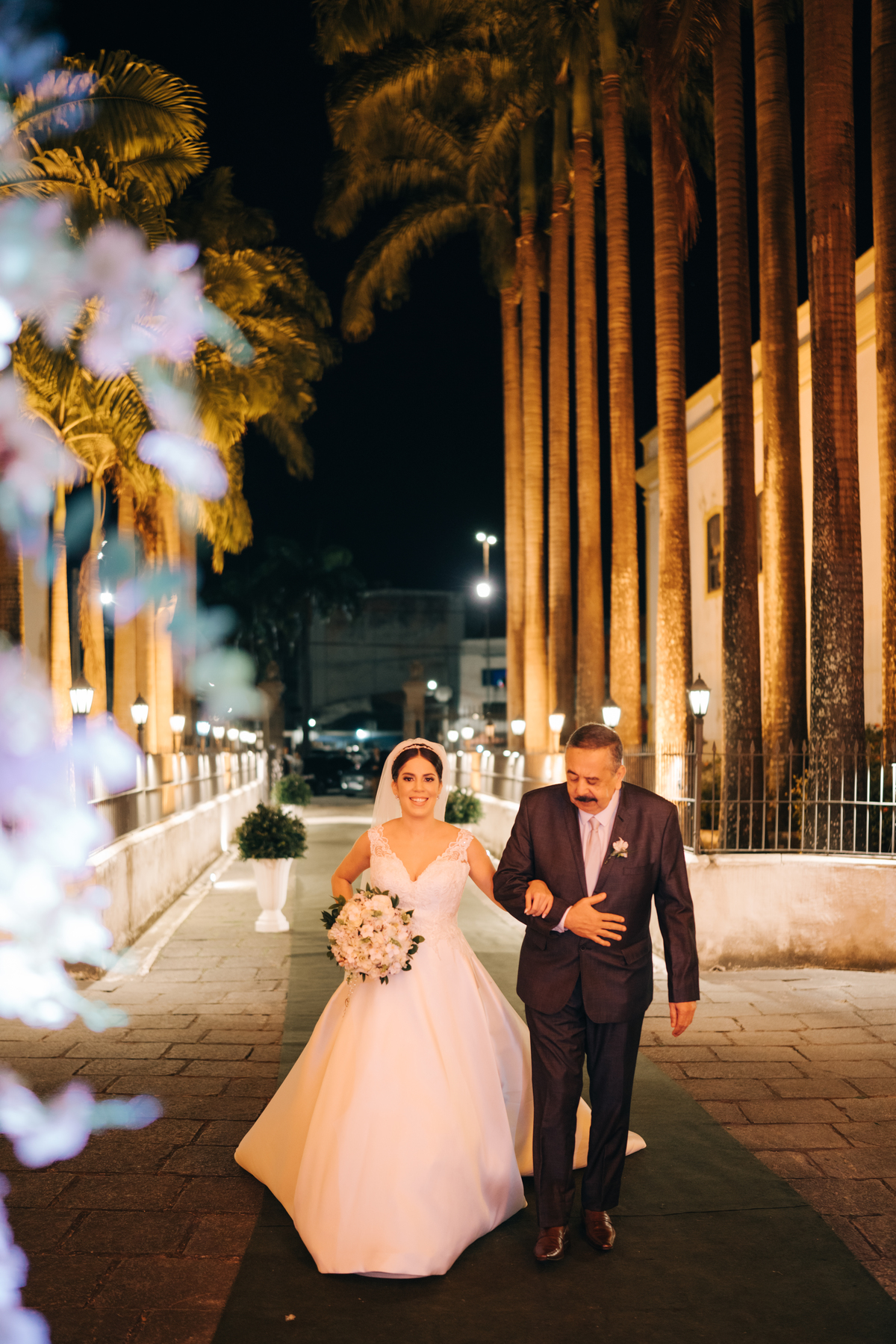 Noiva entrando na igreja.