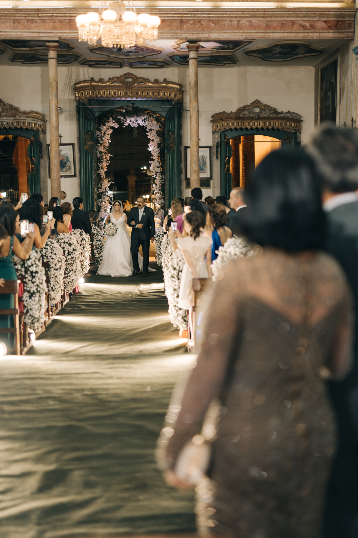 Noiva entrando na igreja.