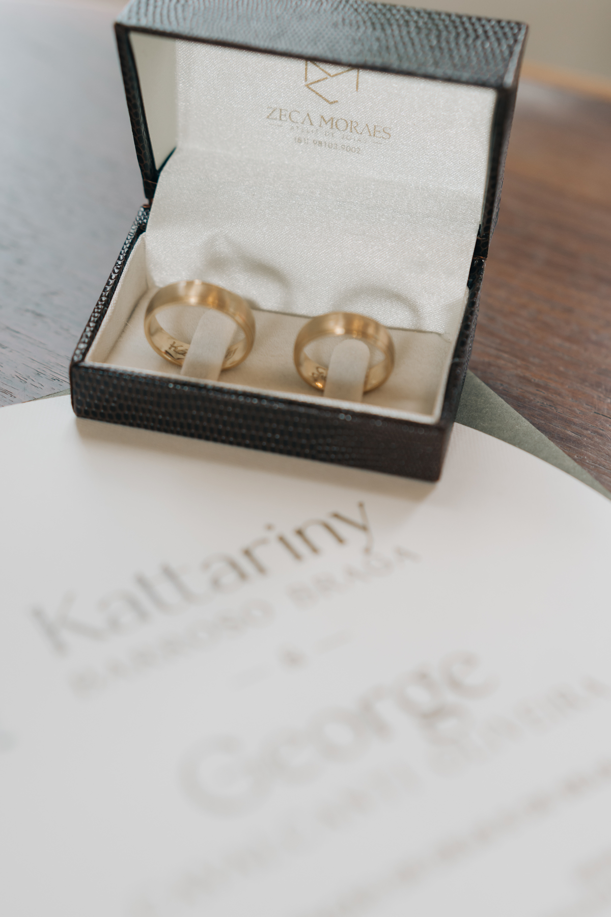 Alianças de casamento.