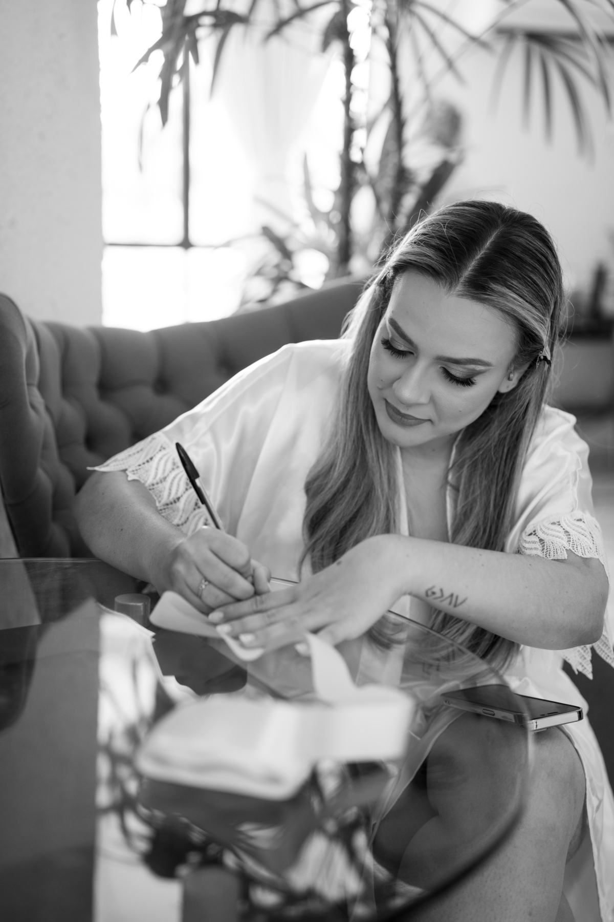 Noiva escrevendo os votos.