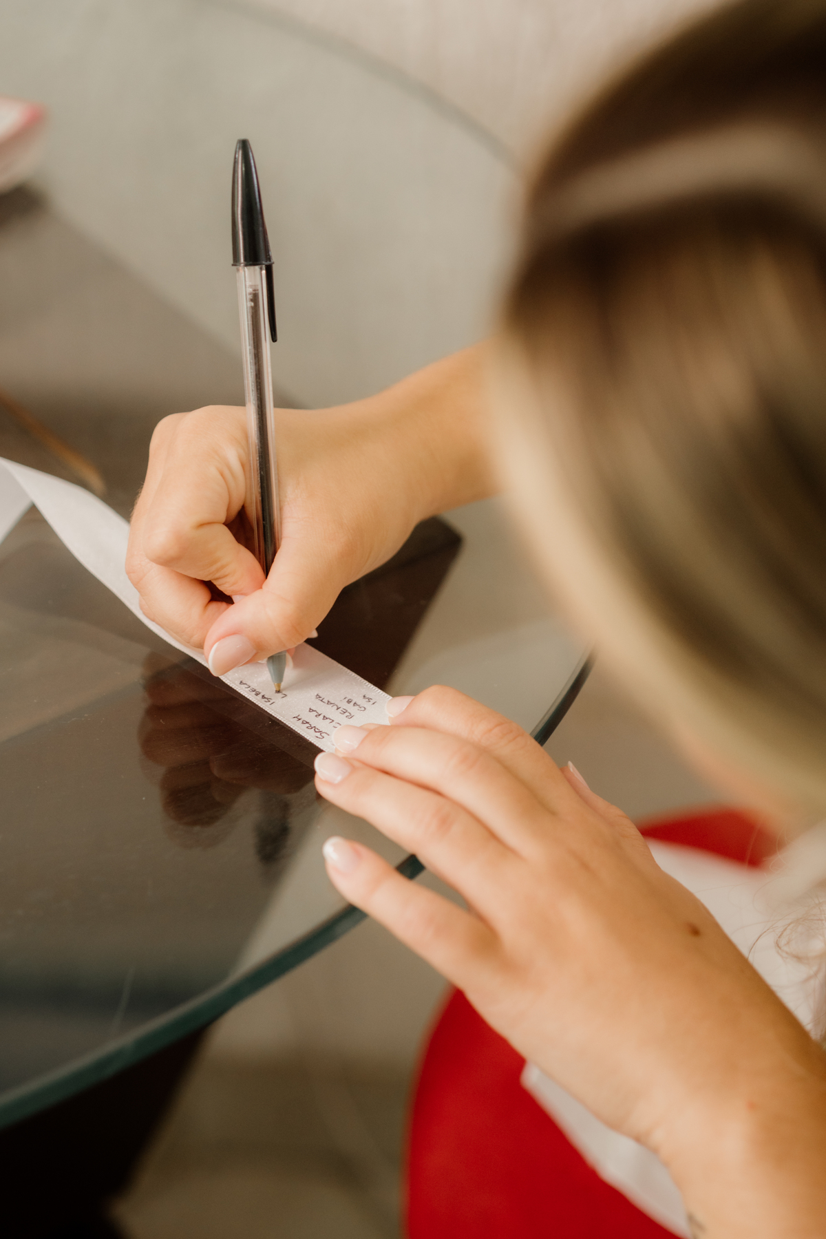 Noiva escrevendo os votos.