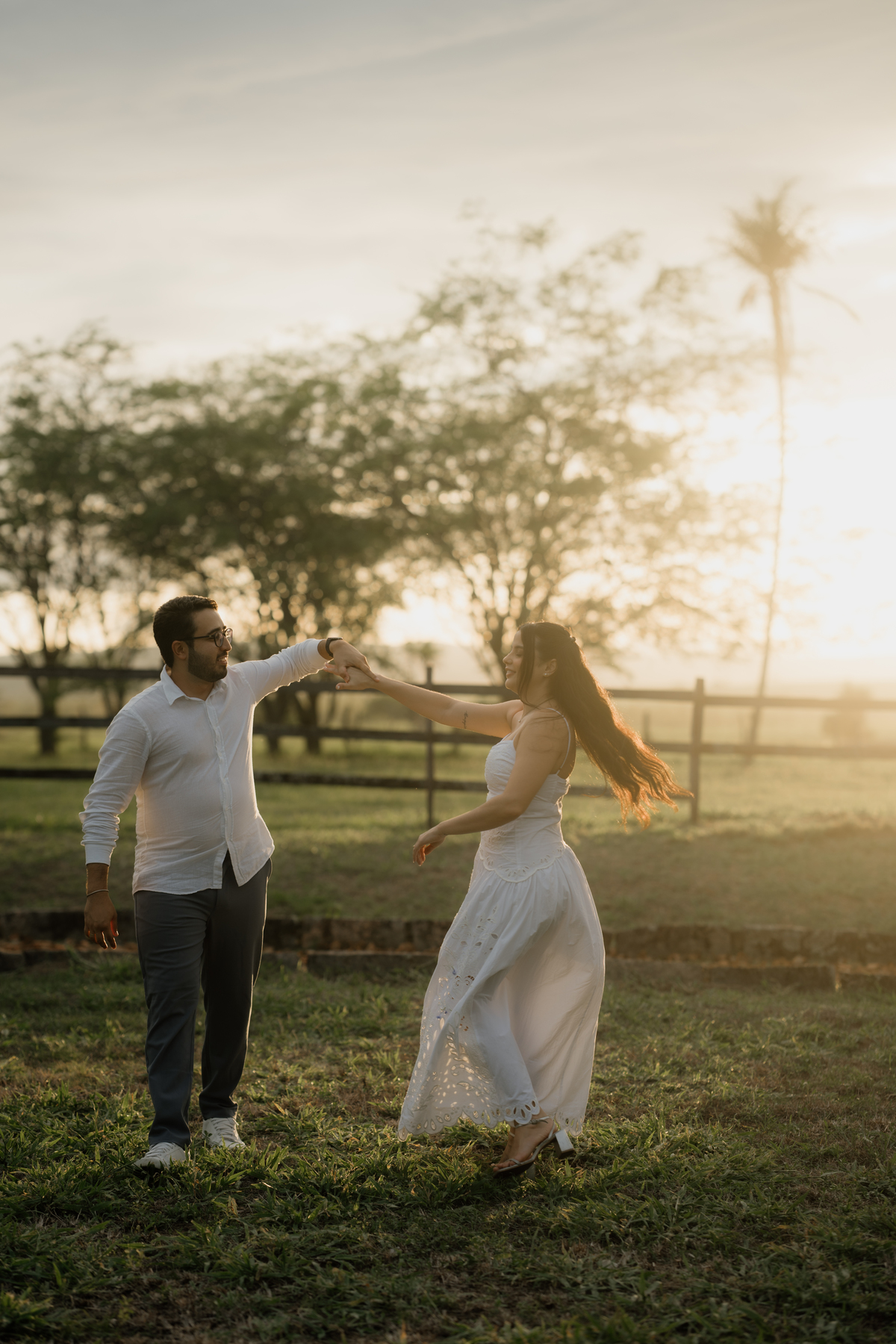 Ensaio pré wedding no por do sol.