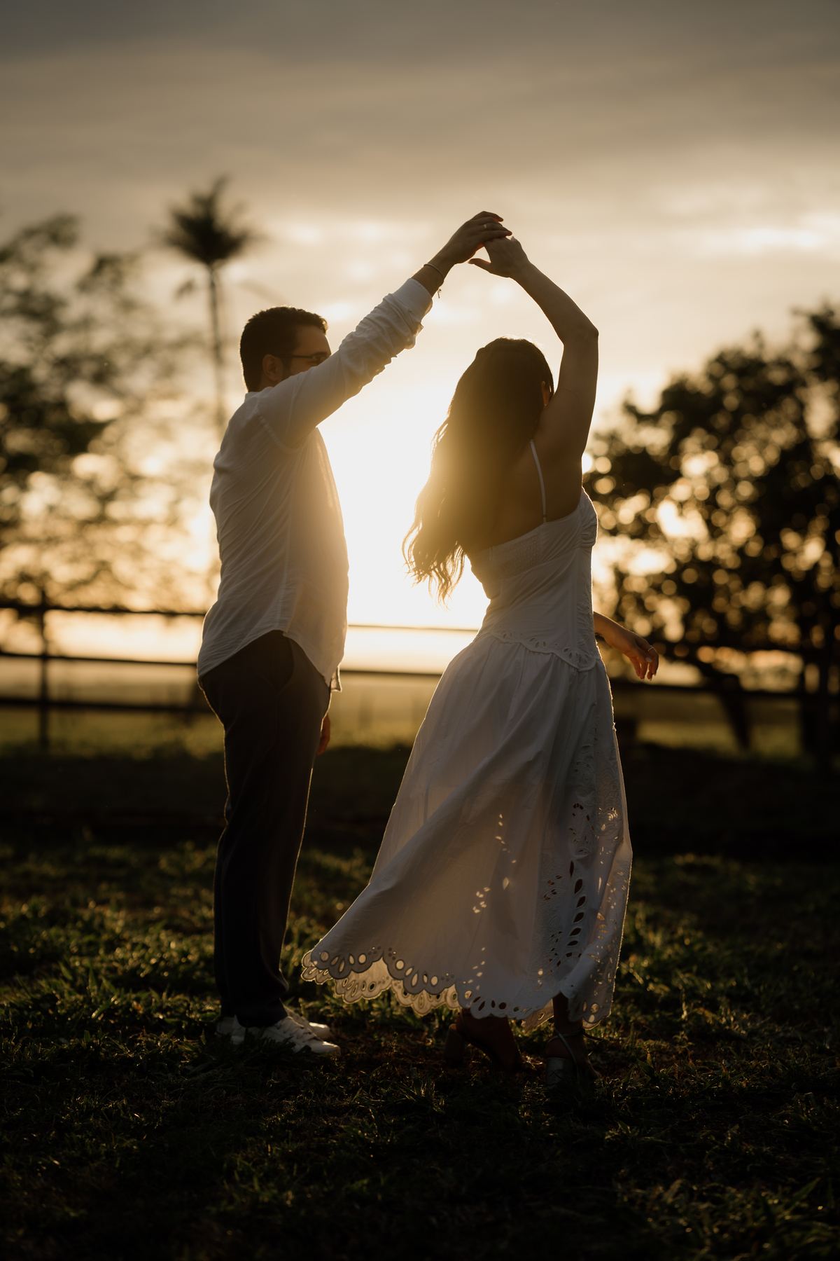 Ensaio pré wedding no por do sol.