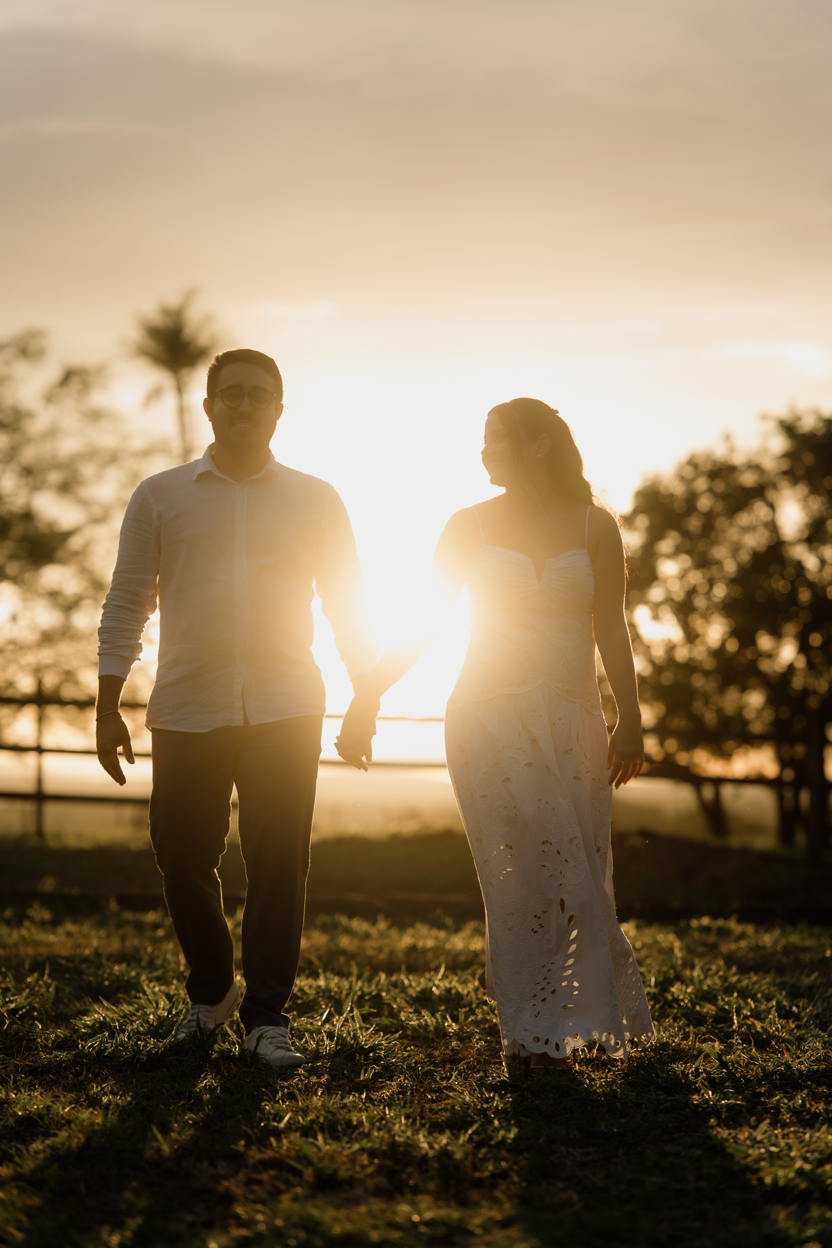 Ensaio pré wedding no por do sol.