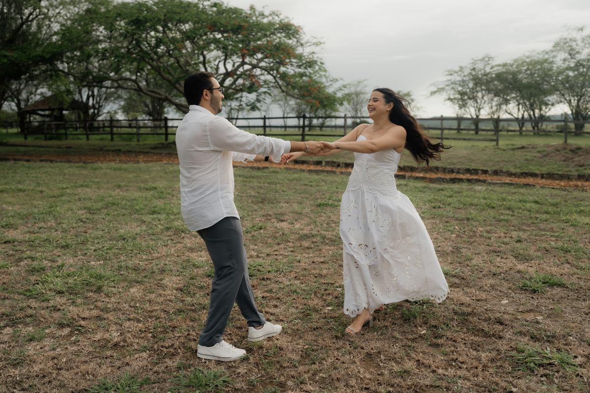 Ensaio pré wedding no por do sol.