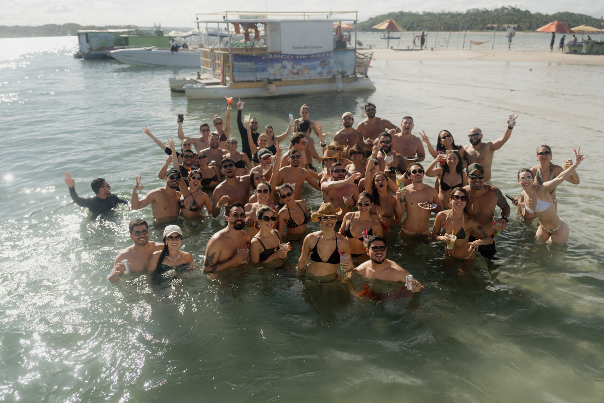 Festa no barco em Tamandaré.