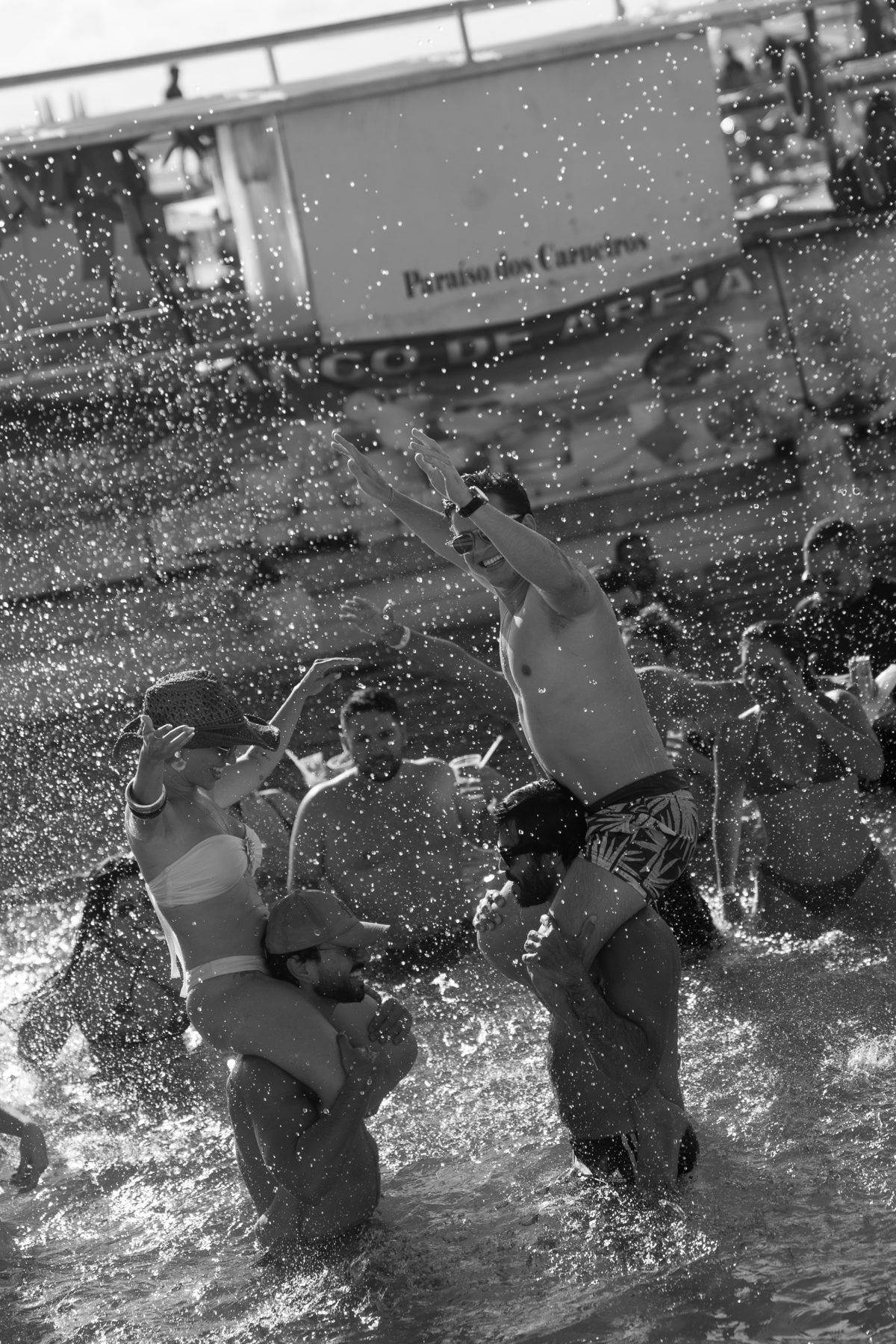 Festa no barco em Tamandaré.