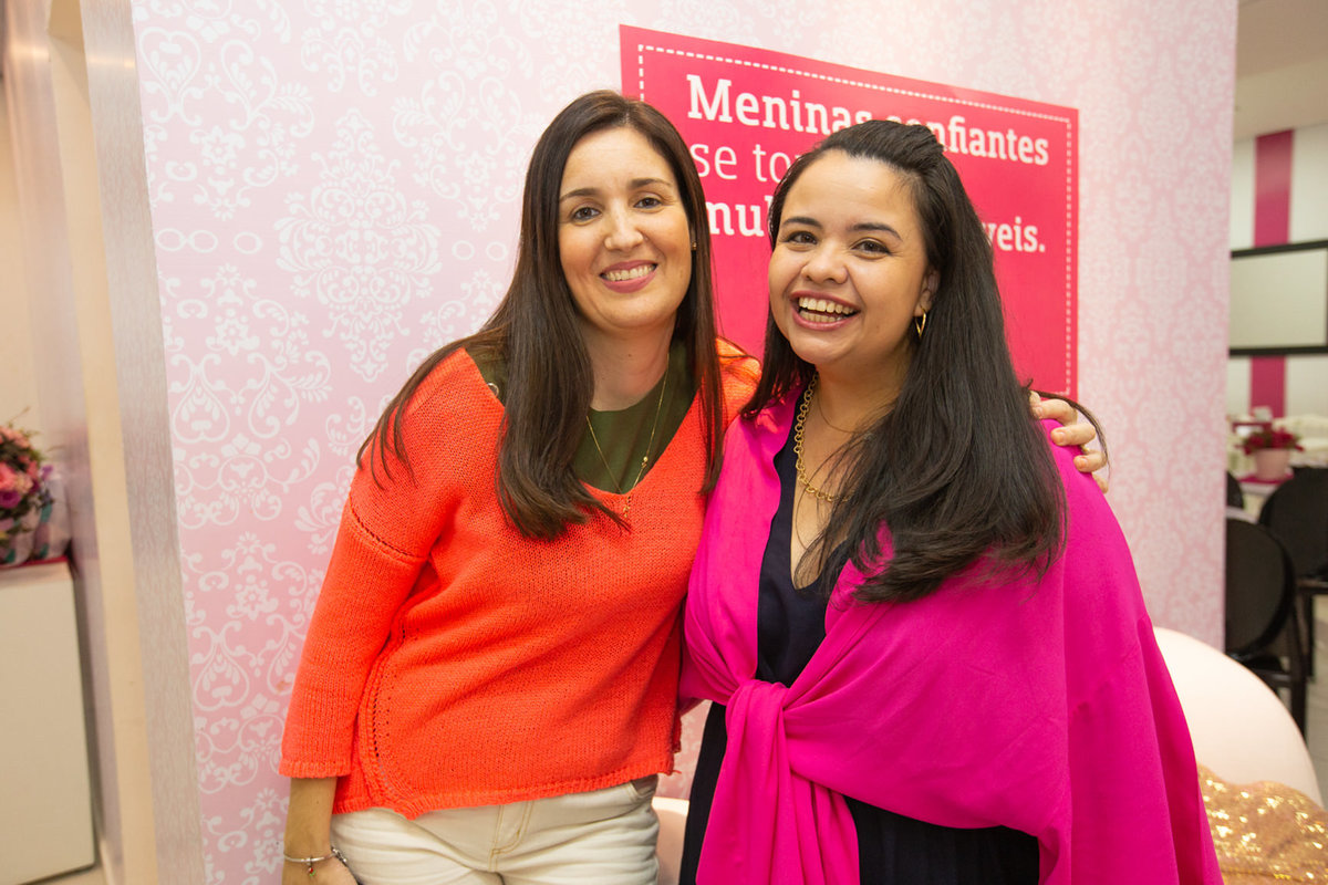 Mae e amiga da festa