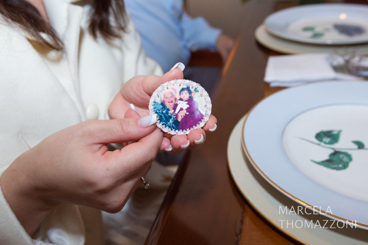 O brochê que iria acompanhar em seu buqê