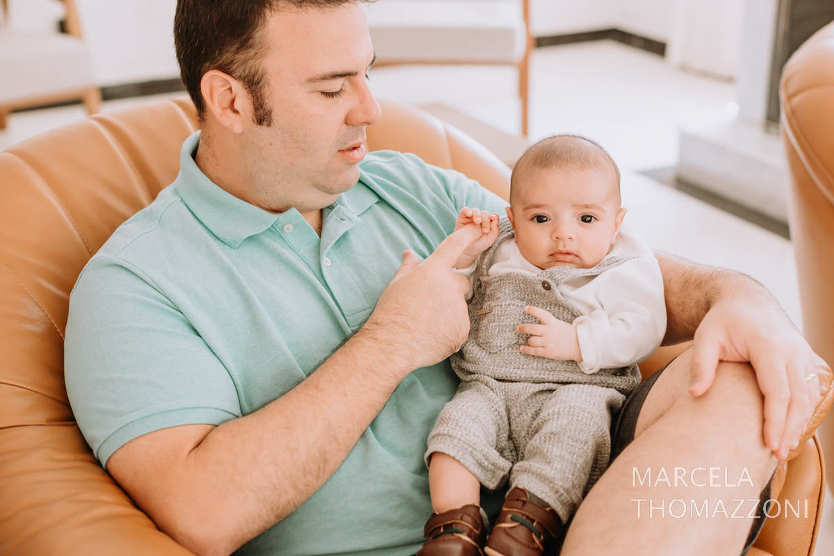 Vitor olhando pra foto