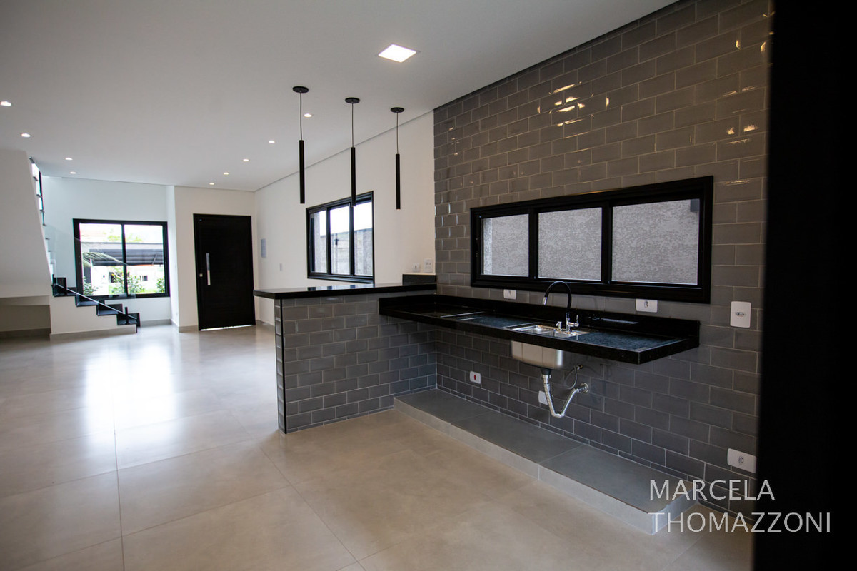 ampla vista da sala e cozinha gourmet