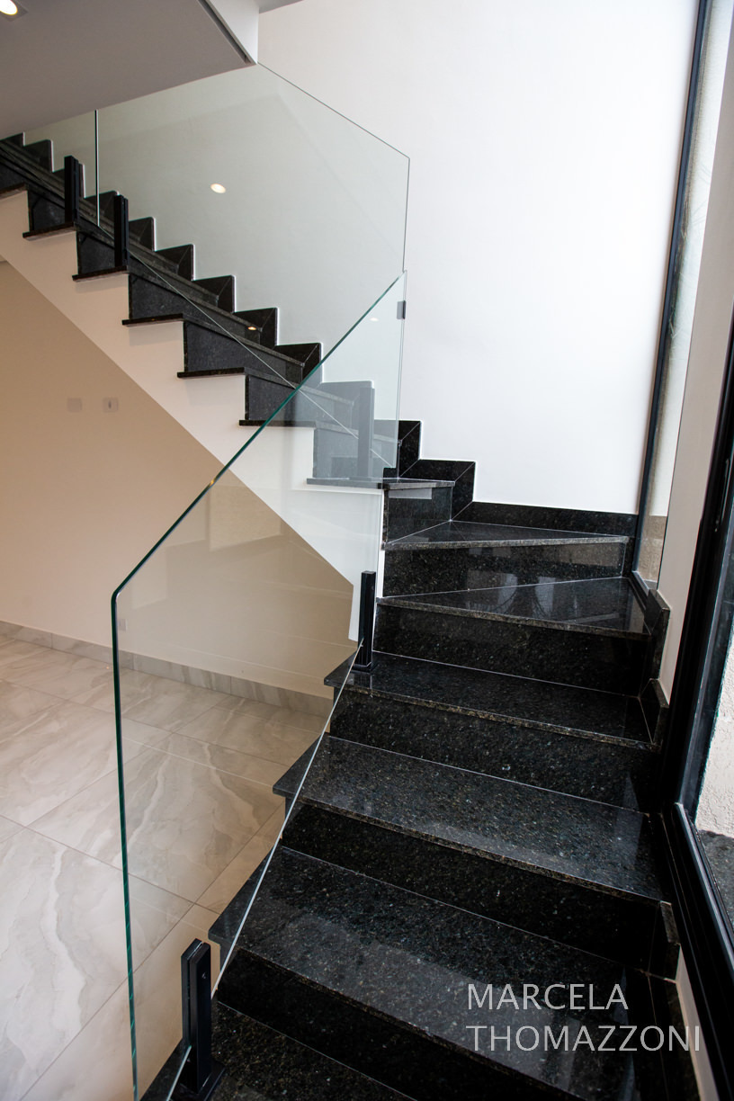 escada com pedras pretas