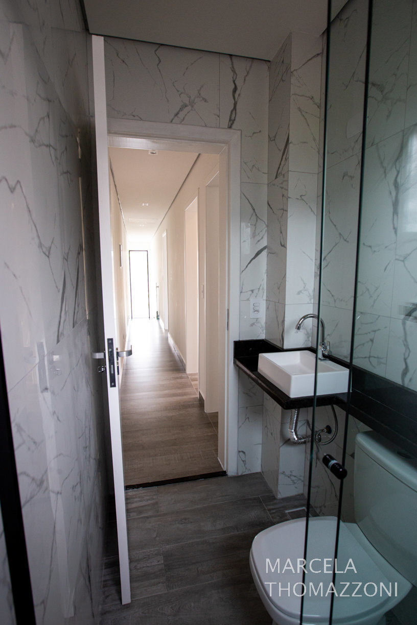 banheiro com vista para o corredor